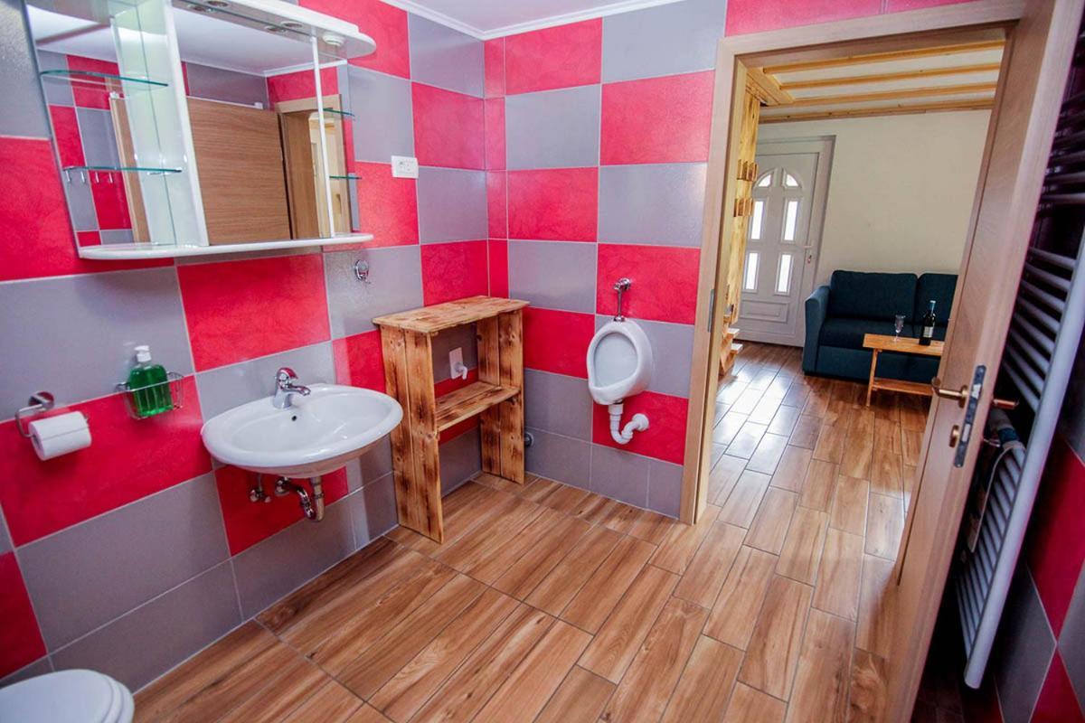 Apartmaji Pri Kozmavo - Little House Бохин Екстериор снимка